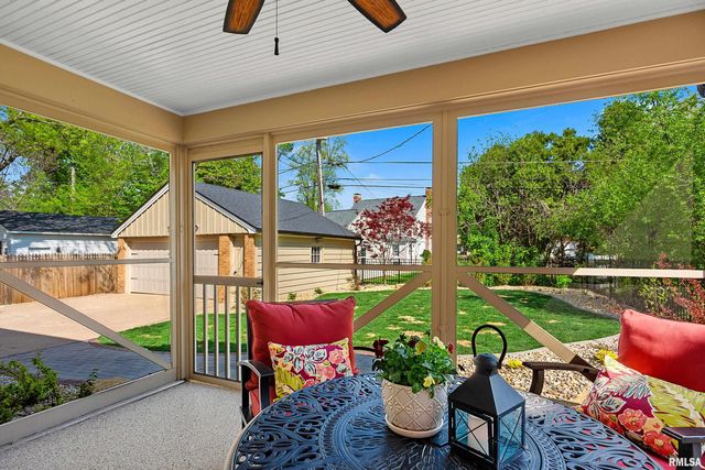 301 W HOLLYRIDGE Circle, Peoria, IL 61614