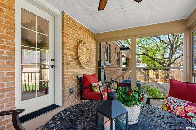 301 W HOLLYRIDGE Circle, Peoria, IL 61614