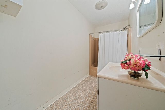 685 Oak St 12-9, Brockton, MA 02301