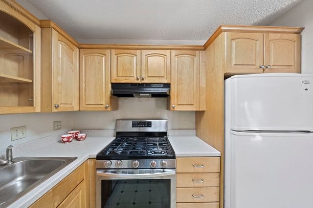 685 Oak St 12-9, Brockton, MA 02301