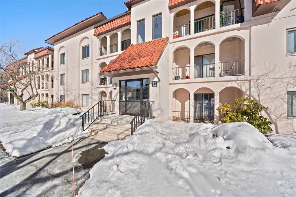 685 Oak St 12-9, Brockton, MA 02301