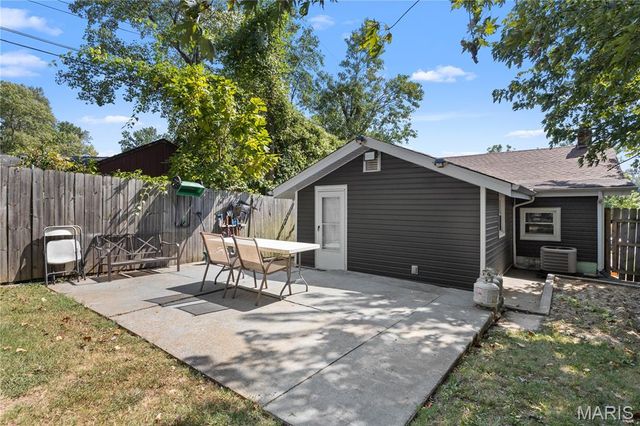 9329 Latrobe Avenue, St Louis, MO 63114