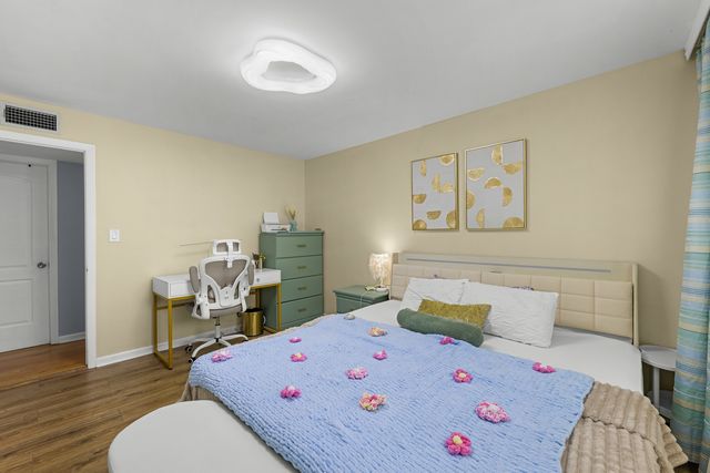 7A Kingery Quarter 201, Willowbrook, IL 60527