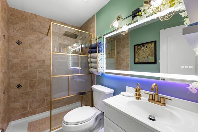 7A Kingery Quarter 201, Willowbrook, IL 60527