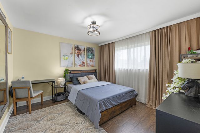 7A Kingery Quarter 201, Willowbrook, IL 60527