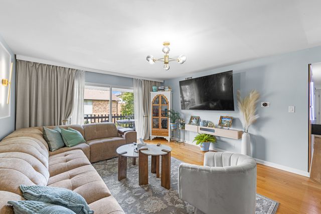 7A Kingery Quarter 201, Willowbrook, IL 60527