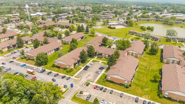 7A Kingery Quarter 201, Willowbrook, IL 60527