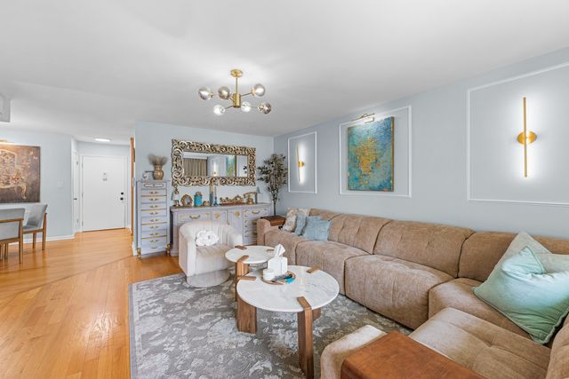 7A Kingery Quarter 201, Willowbrook, IL 60527