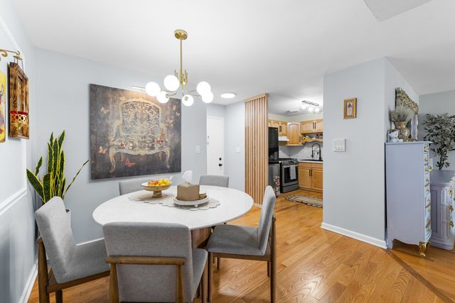 7A Kingery Quarter 201, Willowbrook, IL 60527