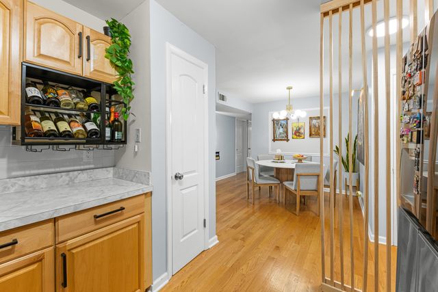 7A Kingery Quarter 201, Willowbrook, IL 60527