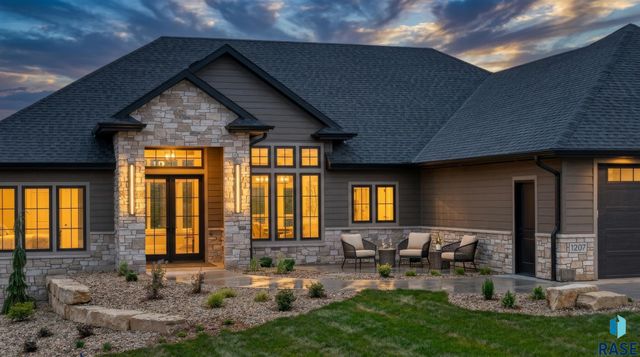 1207 S Stoakes Ave Avenue, Sioux Falls, SD 57110