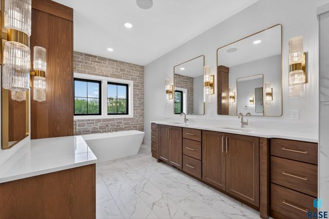 1207 S Stoakes Ave Avenue, Sioux Falls, SD 57110
