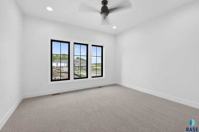 1207 S Stoakes Ave Avenue, Sioux Falls, SD 57110