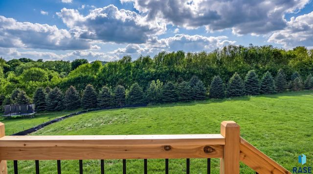 1207 S Stoakes Ave Avenue, Sioux Falls, SD 57110