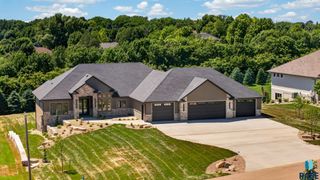 1207 S Stoakes Ave Avenue, Sioux Falls, SD 57110