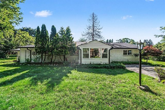24900 N Cromwell Drive, Franklin, MI 48025