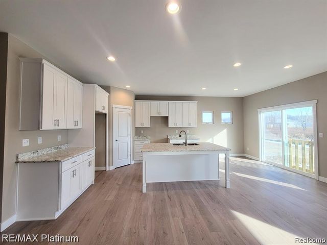 830 Oakwood Circle 33, Fenton, MI 48430