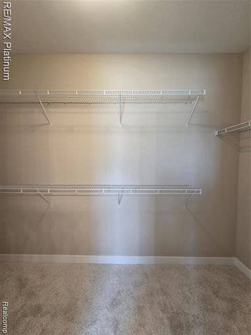 830 Oakwood Circle 33, Fenton, MI 48430