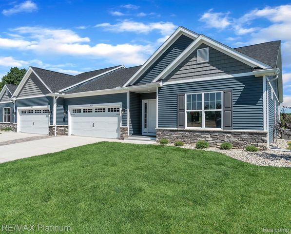 830 Oakwood Circle 33, Fenton, MI 48430