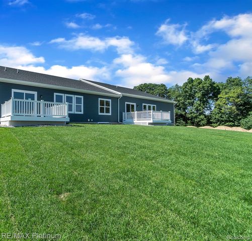 830 Oakwood Circle 33, Fenton, MI 48430
