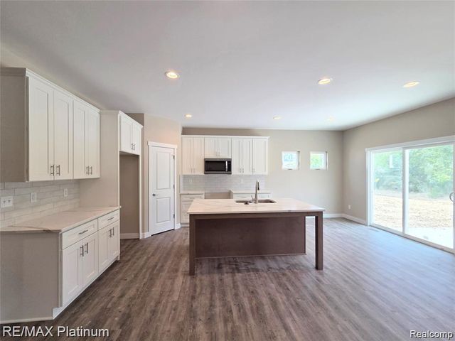 830 Oakwood Circle 33, Fenton, MI 48430