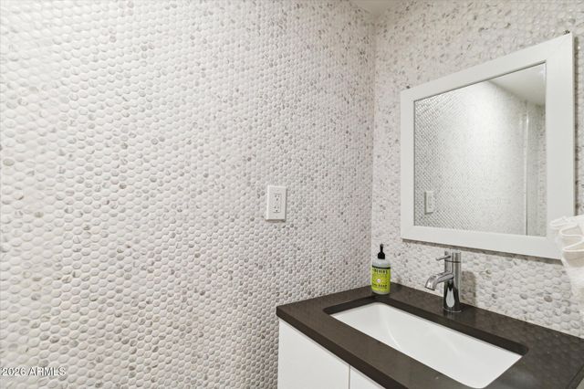 4113 E GLENROSA Avenue, Phoenix, AZ 85018