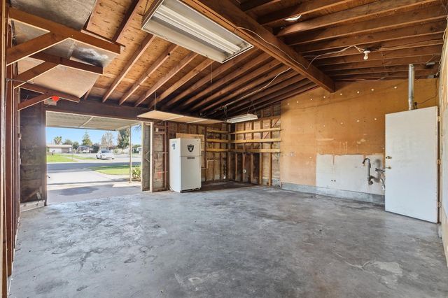 6253 N Glenn Avenue, Fresno, CA 93704