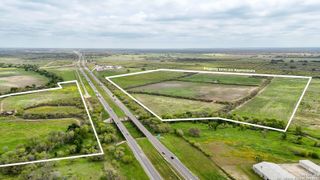 1001 S IH 35, Devine, TX 78016