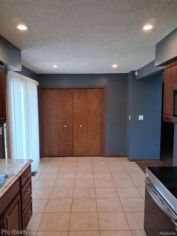 2219 Lakeview Avenue, York Charter Township, MI 48198