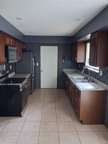 2219 Lakeview Avenue, York Charter Township, MI 48198