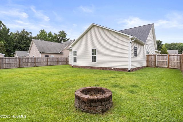 305 Weatherford Drive, Jacksonville, NC 28540