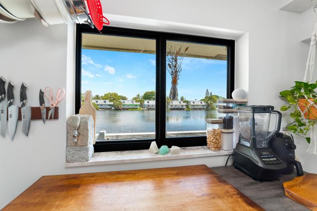1351 NE 40th Place, Oakland Park, FL 33334