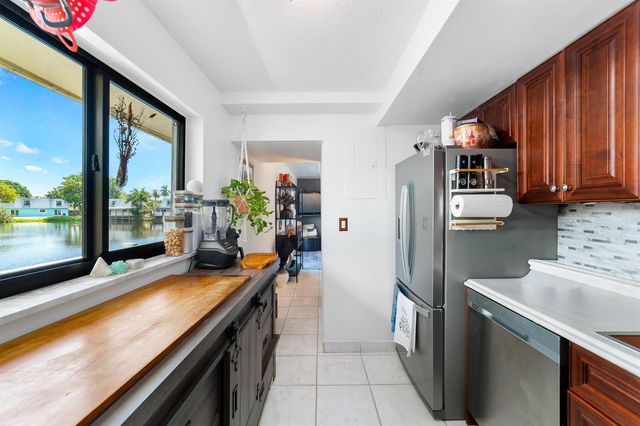 1351 NE 40th Place, Oakland Park, FL 33334
