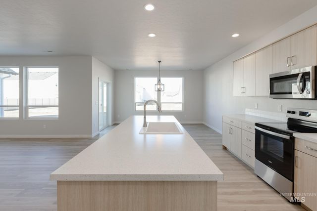 525 Waverly Ave, Middleton, ID 83644