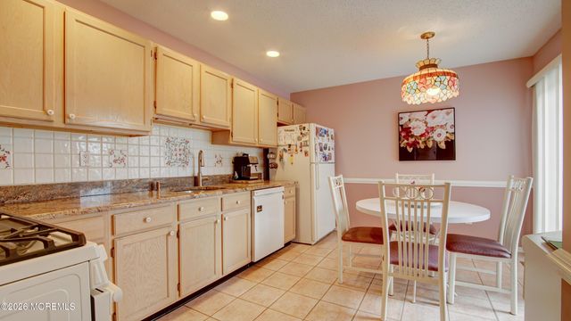 29 Hummingbird Court, Marlboro, NJ 07746