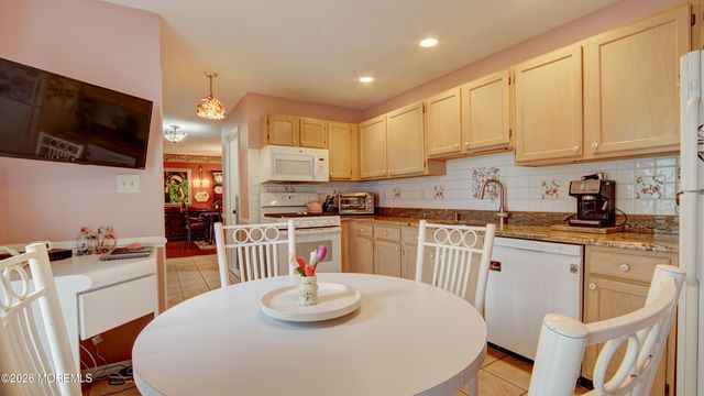 29 Hummingbird Court, Marlboro, NJ 07746