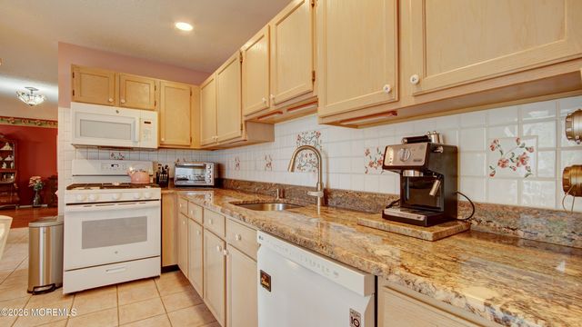 29 Hummingbird Court, Marlboro, NJ 07746