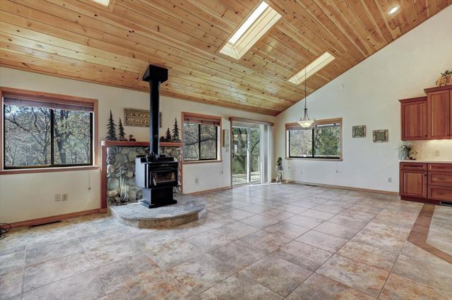 14370 Rollins Park Dr, Grass Valley, CA 95945