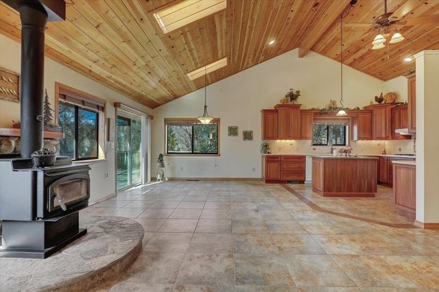 14370 Rollins Park Dr, Grass Valley, CA 95945