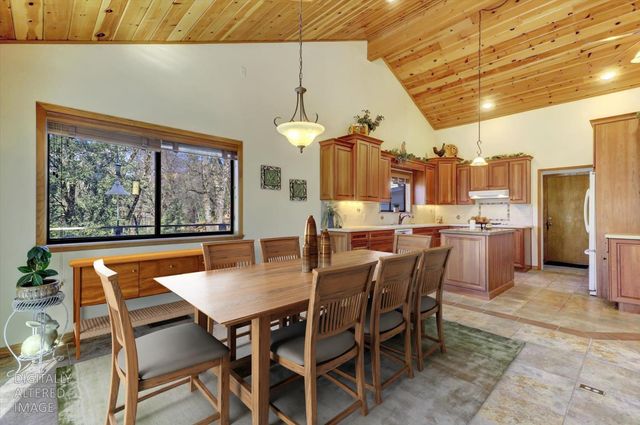 14370 Rollins Park Dr, Grass Valley, CA 95945