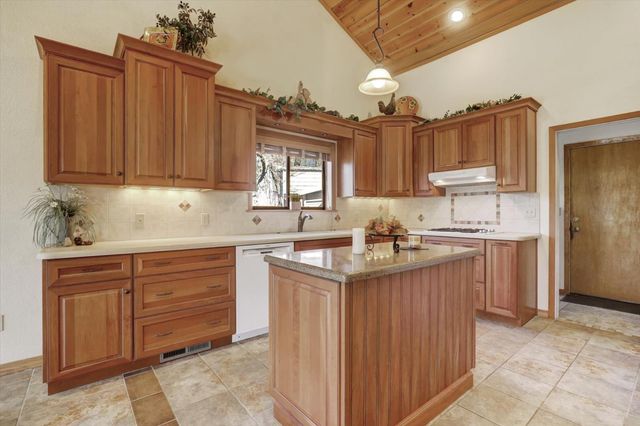 14370 Rollins Park Dr, Grass Valley, CA 95945