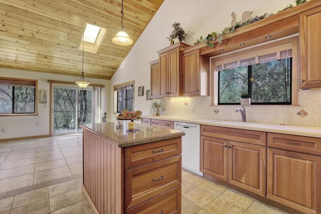 14370 Rollins Park Dr, Grass Valley, CA 95945
