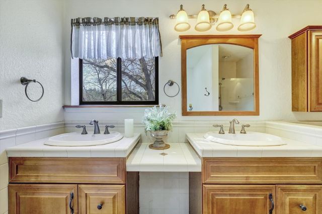 14370 Rollins Park Dr, Grass Valley, CA 95945