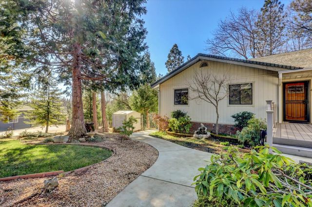 14370 Rollins Park Dr, Grass Valley, CA 95945