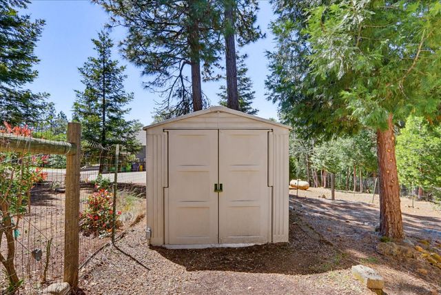 14370 Rollins Park Dr, Grass Valley, CA 95945