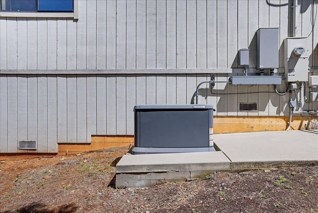 14370 Rollins Park Dr, Grass Valley, CA 95945