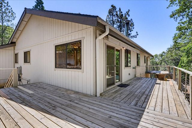 14370 Rollins Park Dr, Grass Valley, CA 95945