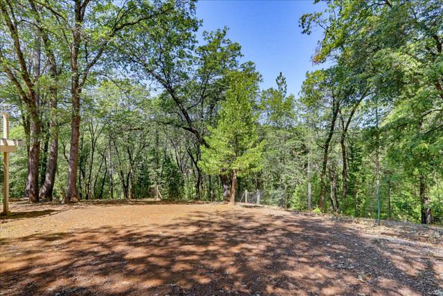 14370 Rollins Park Dr, Grass Valley, CA 95945