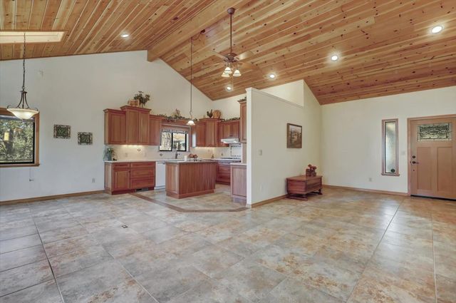 14370 Rollins Park Dr, Grass Valley, CA 95945