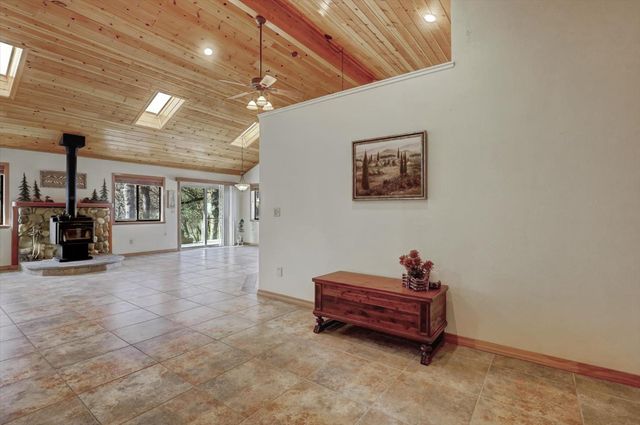 14370 Rollins Park Dr, Grass Valley, CA 95945